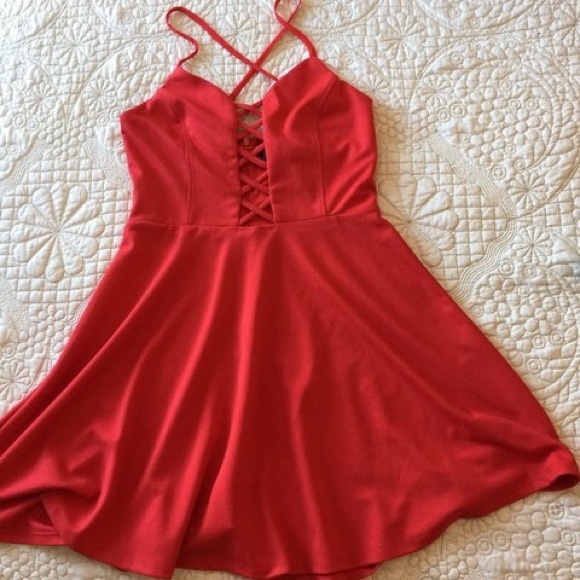 Criss cross red dress - Picture 2 of 3